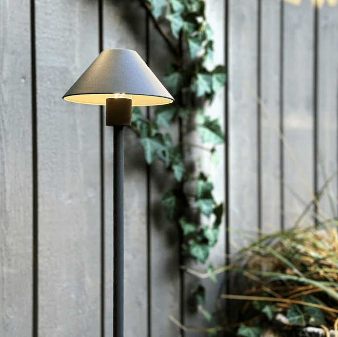 Apollo Flex Mørk grå Fra Lightson - Apollo Flex &auml;r perfekt f&ouml;r dig som &auml;lskar skandinavisk design och letar efter en n&auml;ttare lampa till din kruka, rabatt eller g&aring;ng.