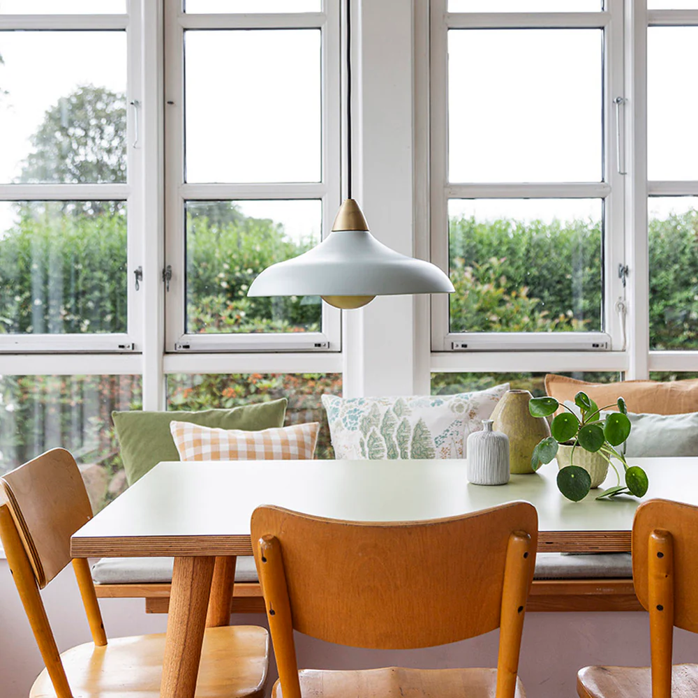 Urban Wide Ø36 Lysegrønn Taklampe Fra Superliving - Forbedre hjemmet ditt med den moderne Urban Wide pendellampen, en stilig kombinasjon av matt lysegr&oslash;nn finish og elegante messingdetaljer.