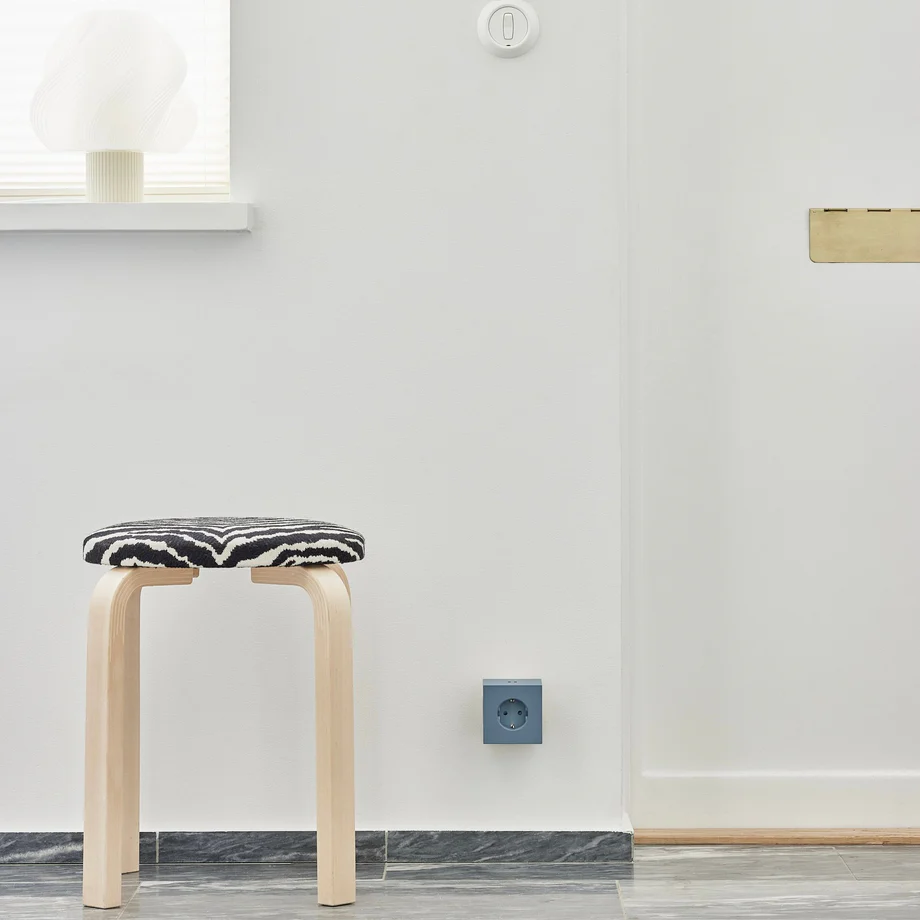 Square 2 Socket extender with 30W Dual USBC Blå Fra Avolt - Stikkontaktforlenger fra Avolt med et stilig design med en kube laget av resirkulert plast og en magnetisk plate i bunnen slik at den kan henges p&aring; veggen.