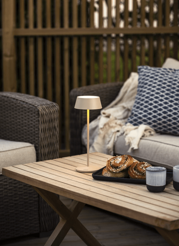 Menton 30cm Sand bærbar Fra Konstsmide - Lampen er utstyrt med en berøringsdimmer for å justere lysstyrken og fargetemperaturen fra varmt gult lys til varmt hvitt lys.