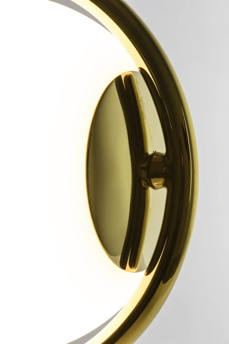 Le Vita 58cm Gull bordlampe Fra Faro Barcelona - Le Vita er en eksklusiv lampeserie designet av Nahtrang, hvor enkelhet og eleganse m&oslash;tes i et tidl&oslash;st design.