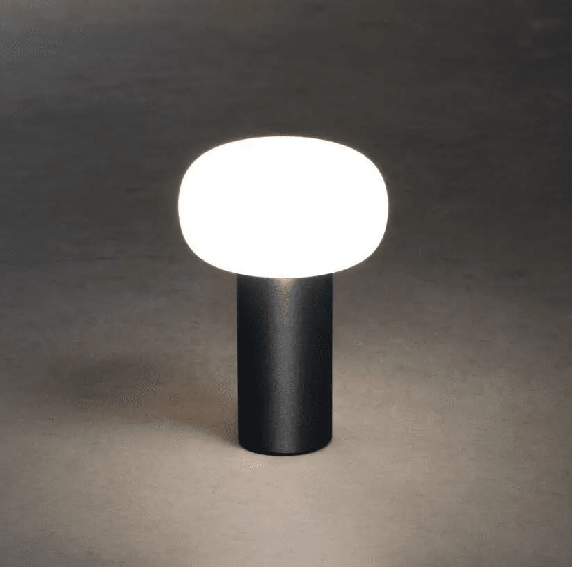 Antibes 20cm Svart bærbar Fra Konstsmide - Antibes er en moderne oppladbar bordlampe for utendørs bruk med mange funksjoner.