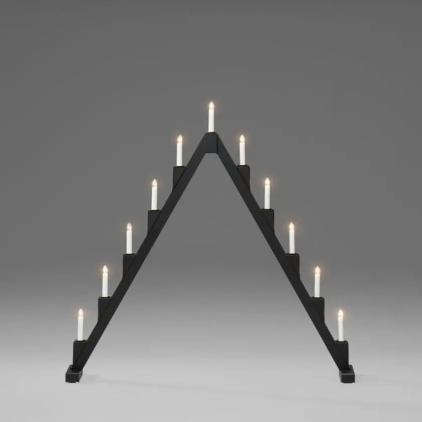Candelabra 11 Lights Svart Fra Konstsmide - Sammenleggbar elektrisk lysestake med 11 lys, laget av svartmalt tr&aring;d, dekorert med messingringer rundt hvert lys for en elegant touch.