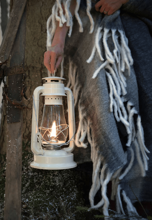 Storm Lantern big Hvit Fra Strömshaga - En parafinlampe i klassisk design som blir en fin interi&oslash;rdetalj og gir en vakker gl&oslash;d b&aring;de ute og inne.