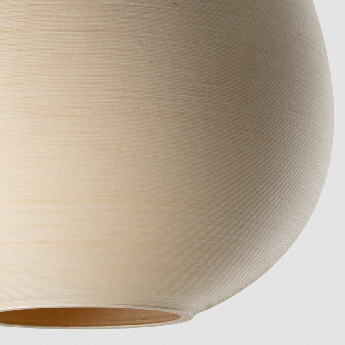 Tierra Ø50 Beige Taklampe Fra Faro Barcelona - Skjermen er laget av PLA og resirkulert furucellulose, noe som gir en levende tekstur med en h&aring;ndlaget f&oslash;lelse.