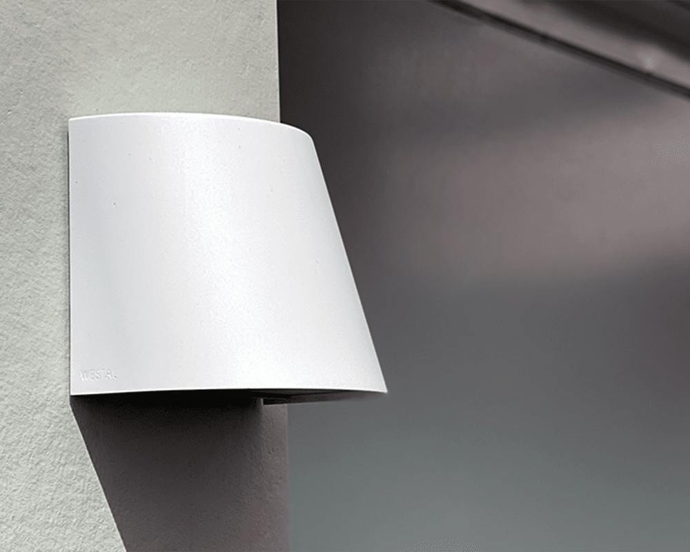 Mini Hvit utendørslampe Fra Westal - Baksiden er utstyrt med to inn- og utganger og hurtigkoblingsterminal, som gjør den enkel å montere.