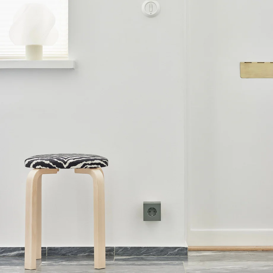Square 2 Socket extender with 30W Dual USBC Grønn Fra Avolt - Stikkontaktforlenger fra Avolt med et stilig design med en kube laget av resirkulert plast og en magnetisk plate i bunnen slik at den kan henges p&aring; veggen.
