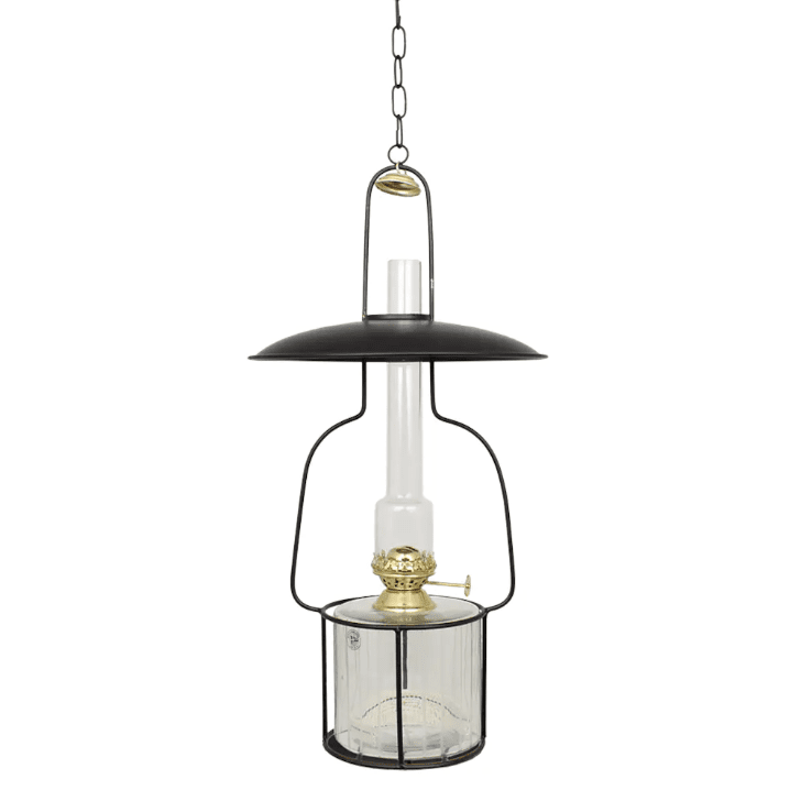 Hanging lantern stand for kerosenelamp 'Straight Big' Svart Fra Strömshaga - Stativ for parafinlampe i sortlakkert metall med liten skjerm og detaljer i messing.