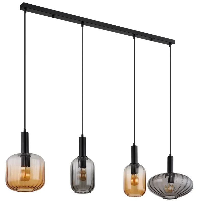 Valletta 127cm Svart Taklampe Fra Globo Lighting - &nbsp;Den mattsvarta metallstommen ger lampan en elegant och sofistikerad karakt&auml;r, medan de fyra h&auml;ngande glaskuporna i olika former och f&auml;rger &ndash; tv&aring; i varm b&auml;rnsten och tv&aring; i r&ouml;kf&auml;rgat glas &ndash; skapar en unik och levande ljusbild.