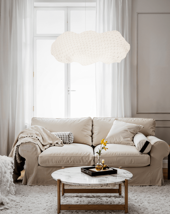Nuevo 76cm Hvit Taklampe Fra By Rydéns - Nuevo er en feminin og elegant lampe med sin unike form, laget av et nett formet som en dr&oslash;mmende sky.