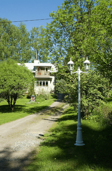 Kartano Twin 225cm Hvit lyktestolpe Fra Airam - Det klassiske formspr&aring;ket og de fasetterte brillene er tidl&oslash;se og fremhever den klassiske f&oslash;lelsen.