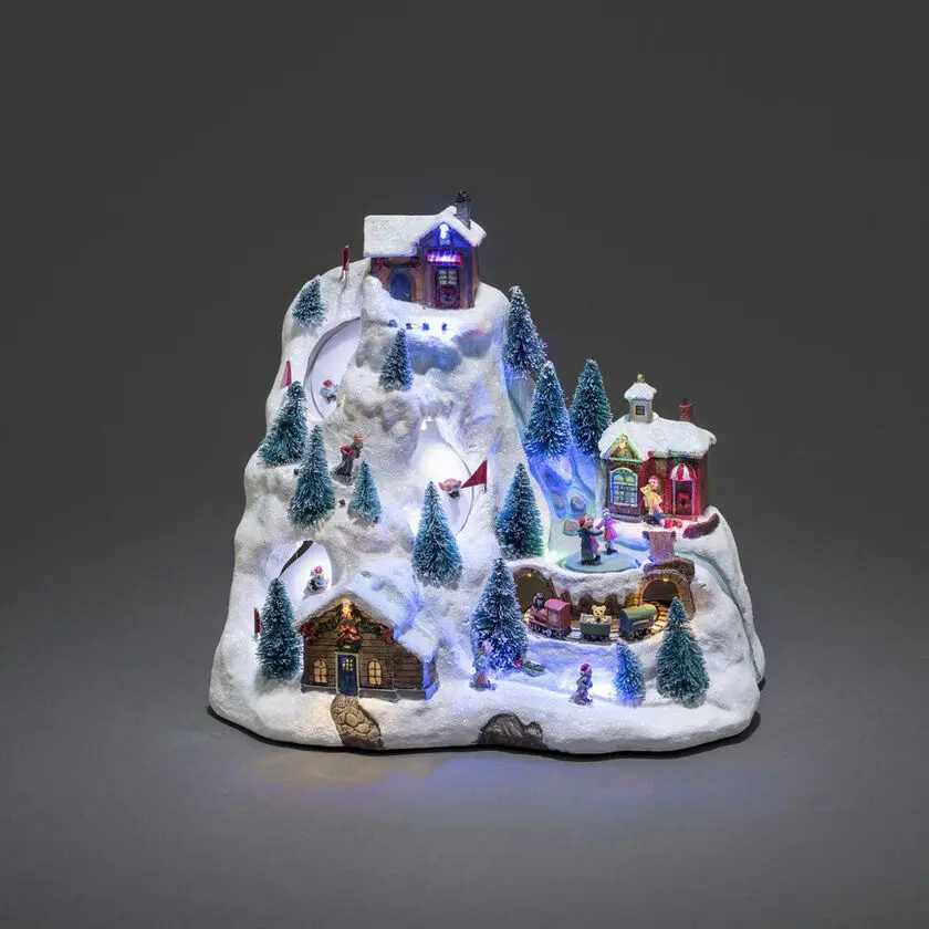 Mekanisk Juledekorasjon Med Fjellandskap 28cm Flerfarget Fra Konstsmide - Bli med til et glitrende vinterlandskap p&aring; fjellet med denne mekaniske julepynten!
