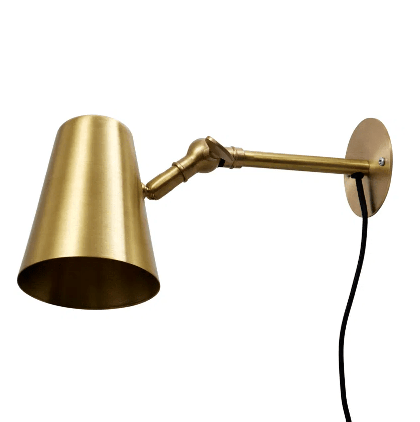 Vala Flex Matt messing leselampe Fra H. Skjalm P - Vala Flex vegglampen i matt messing er en stilig og funksjonell lampe med justerbar arm og skjerm, som gj&oslash;r den ideell for &aring; rette lyset dit det trengs.
