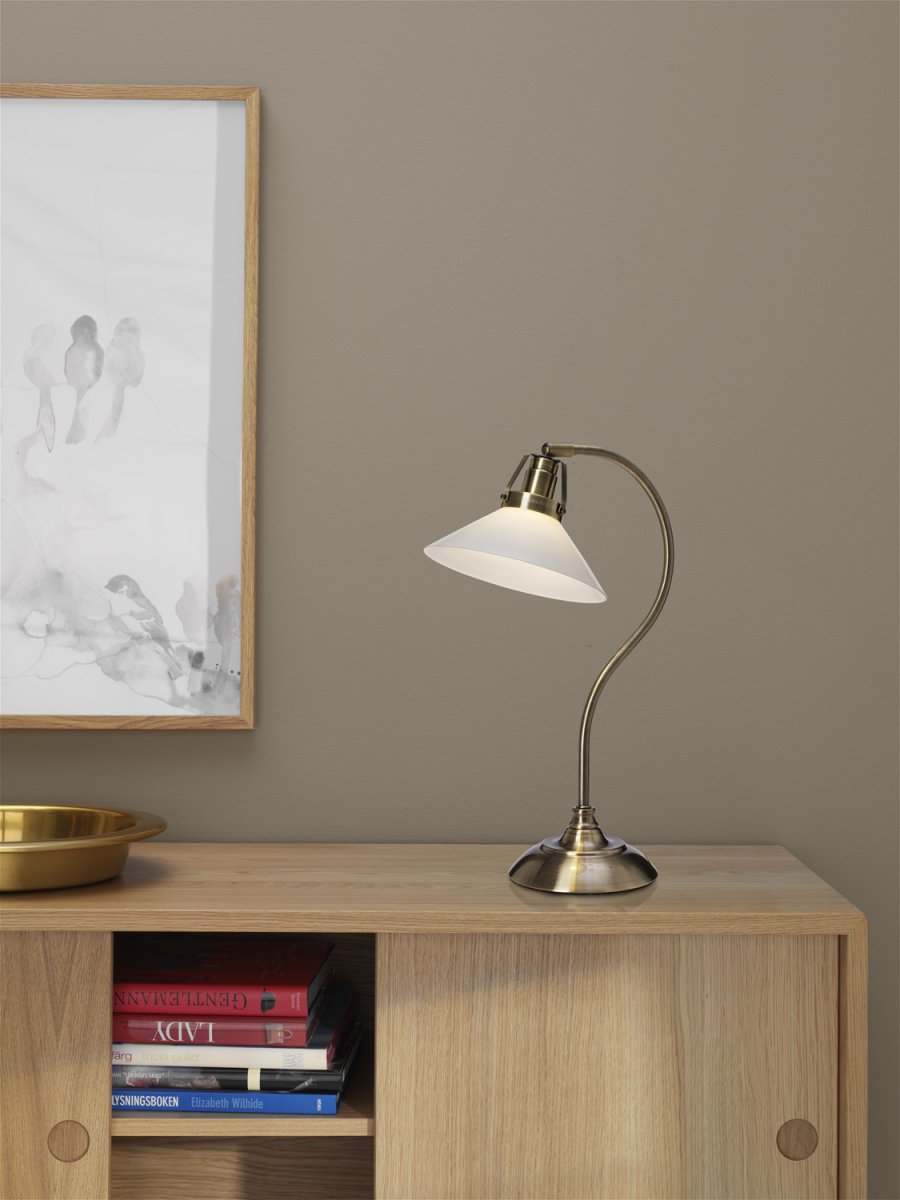 Skomakare 47cm Antikk messing bordlampe Fra Cottex - Skomakerbordlampe i antikk messing med vippbar, opalhvit glassskjerm for fleksibel belysning.