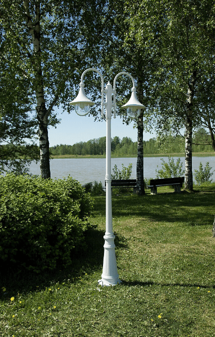 Kartano Trumpet 220cm Hvit lyktestolpe Fra Airam - Lysp&aelig;rene er godt synlige inne i armaturen, s&aring; valg av lyskilder (ikke inkludert) har stor betydning for stemningen og effekten av belysningen.
