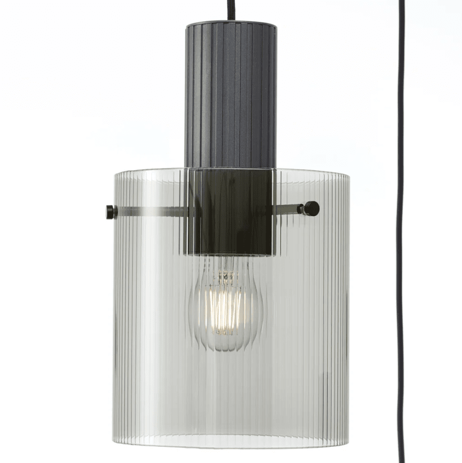 Riffelini Ø48 Antrasitt Taklampe Fra Brilliant - Det m&oslash;rkegr&aring; metallet i kombinasjon med det riflede glasset skaper en fin lysspredning i rommet.