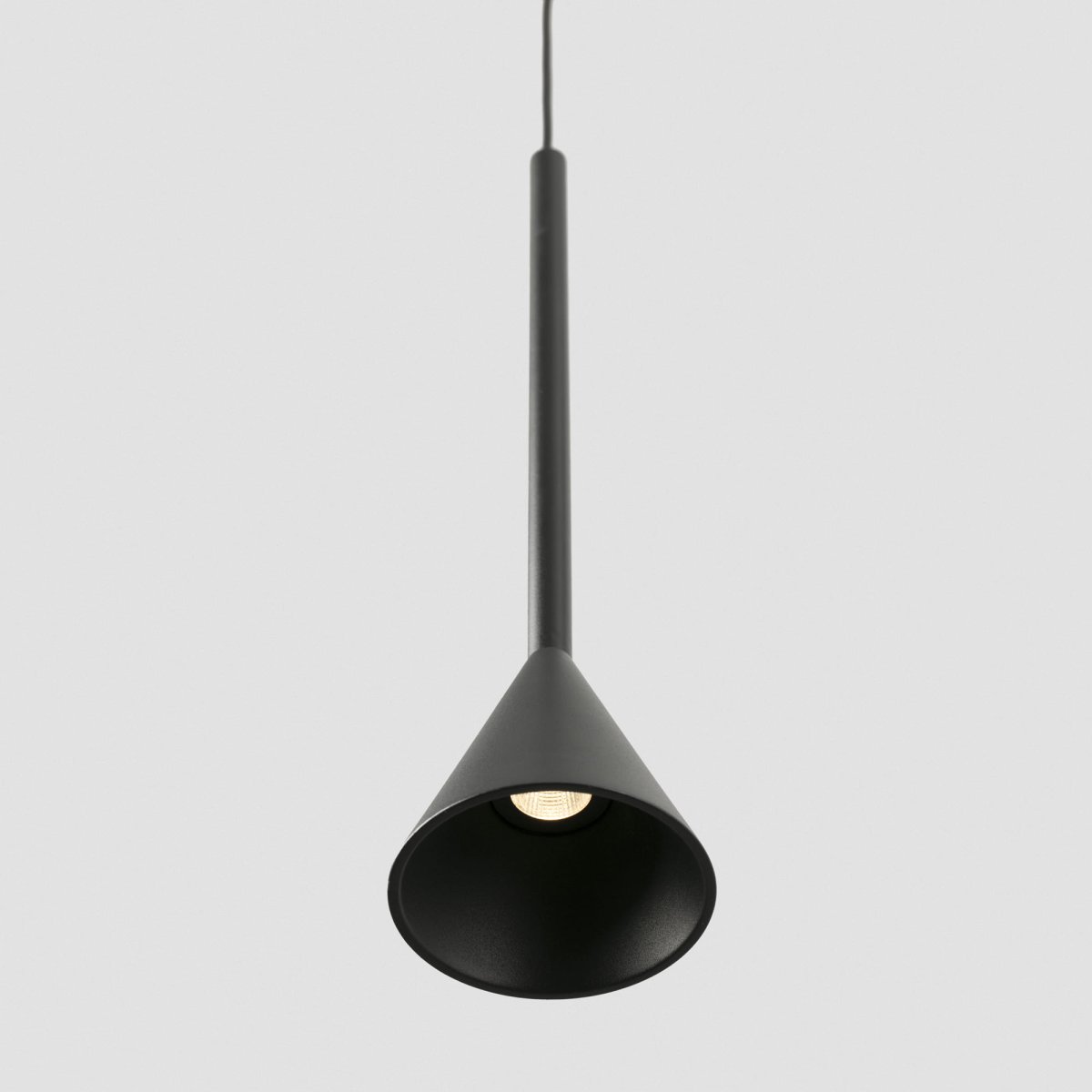 Anna Ø7 Svart Taklampe Fra Faro Barcelona - Det stilige designet gj&oslash;r den ideell for &aring; fremheve bestemte omr&aring;der eller detaljer i et rom &ndash; perfekt over kj&oslash;kkenskap, bord eller som aksentbelysning i stuer og ganger.