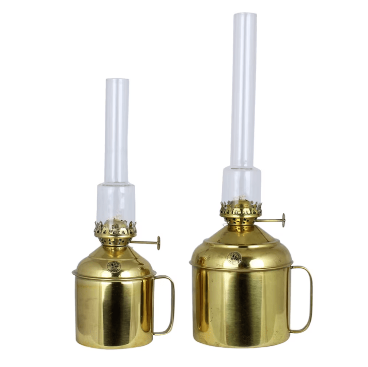 Kerosene lamp linné small Gull/messing Fra Strömshaga - Karosinlampe med h&aring;ndtak i polert messing med klare glassbrennere.