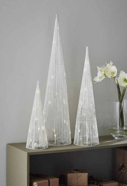 Dunge Hvit Fra Markslöjd - Disse stilige hvite lysdekorasjonene i forskjellige høyder, opptil 80 cm, gir en illusjon av elegante grantrær som sprer en varm hvit glød.