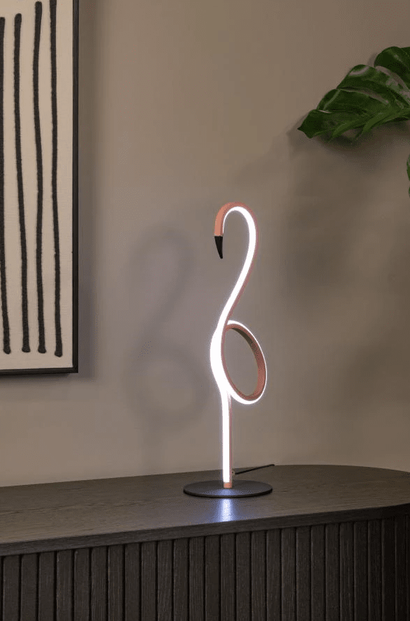 Flamingo 50cm Rosa bordlampe Fra Lucide - Denne moderne bordlampen kombinerer stil og funksjonalitet med en integrert dimbar LED-lyskilde og RGB-fargebelysning.