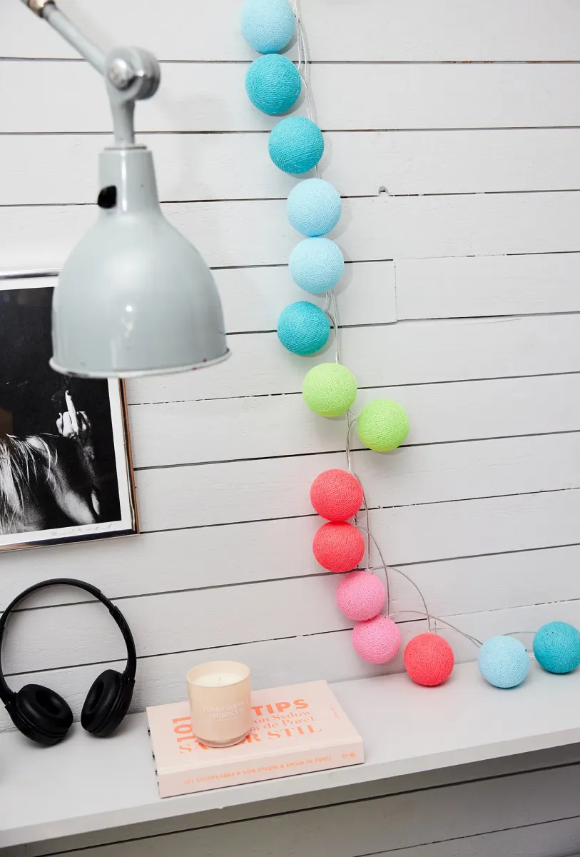 Irislights Neon 35-lights Flerfarget Fra Irislights - Kulene festes enkelt over lysene i lyslenken i den rekkef&oslash;lgen du &oslash;nsker, og kan deretter brukes som en dekorativ detalj i et vindu eller som stemningsbelysning i en kurv p&aring; barnerommet.