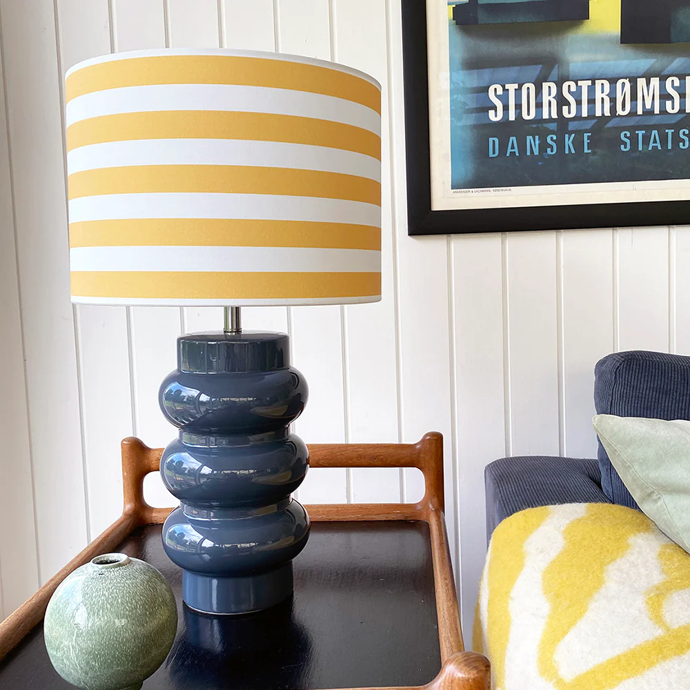 Lyon 56cm Blå bordlampe Fra Superliving - Med en dristig utformet brosjyre; keramisk fot og en stripete nyanse i gult og hvitt, Lyon kombinerer moderne stil med en retro-inspirert f&oslash;lelse.