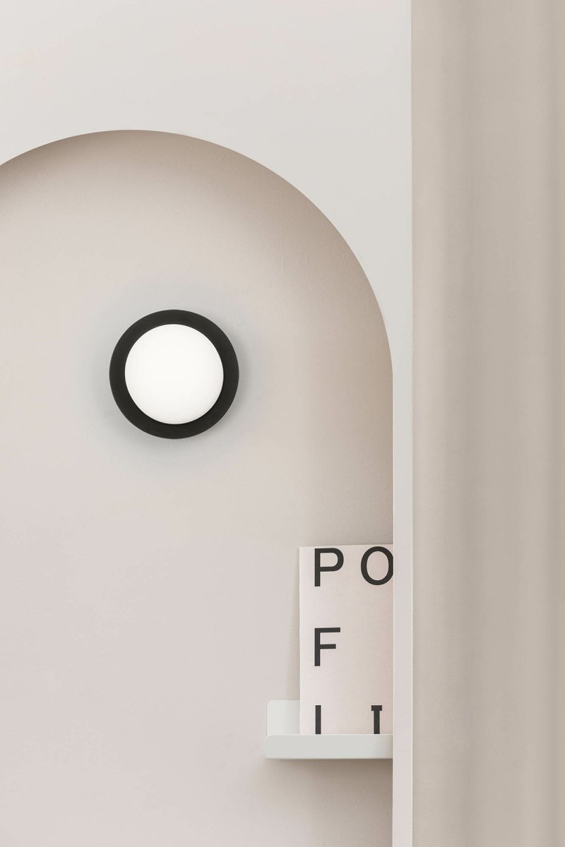 May Ø12 Svart baderomslampe Fra Faro Barcelona - May er en rund og stilig lampe designet av Faro Lab, som kan monteres b&aring;de p&aring; veggen og i taket.