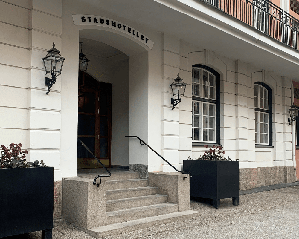 Eriksberg Oksidert kobber utendørslampe Fra Westal - Lykten har en nedre del av antikksvart smiing og en kropp i sterkt oksidert kobber, som gir et elegant og tidløst design.