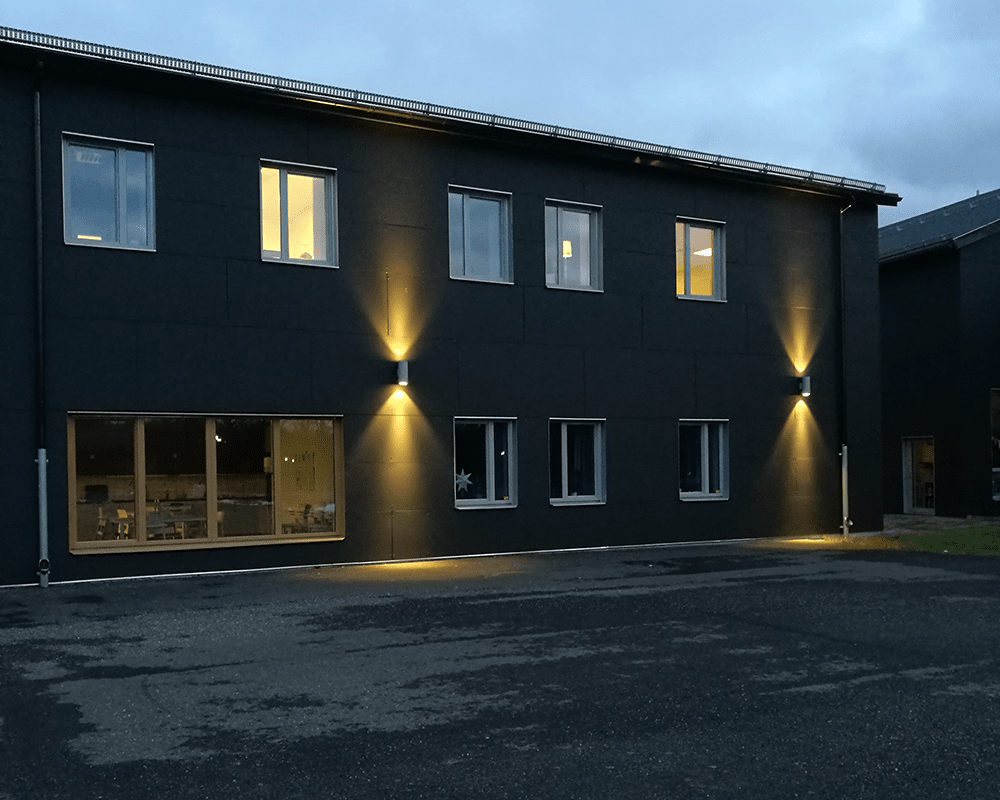 Magnum II Grå utendørslampe Fra Westal - Denne veggarmaturen gir både lys opp og ned og er laget av anodisert aluminium, pulverlakkert i aluminiumsfinish.