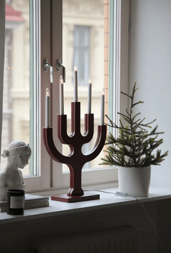 Sapin 5L RØD Fra Markslöjd - Den gener&oslash;se st&oslash;rrelsen gj&oslash;r den til et dekorativt blikkfang, spesielt i st&oslash;rre vinduer der de fem lysene sprer en varm og stemningsfull gl&oslash;d p&aring; m&oslash;rke vinterkvelder.