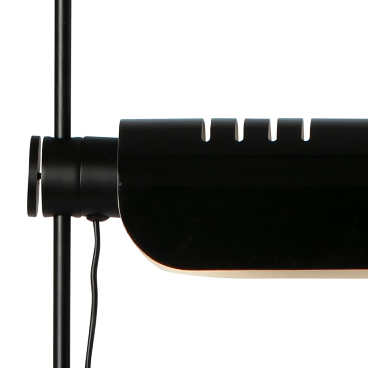 Martinica Svart gulvlampe Fra Faro Barcelona - Med en E27-sokkel og robust konstruksjon er Martinica b&aring;de stilig og praktisk &ndash; et perfekt valg for de som &oslash;nsker &aring; kombinere karakter, kvalitet og kreativ belysning.