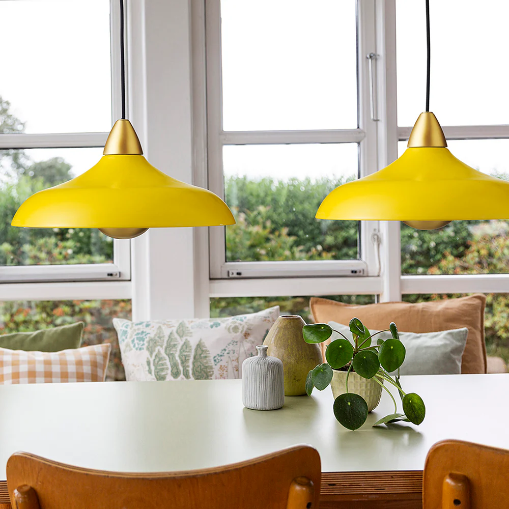 Urban Wide Ø36 Gul Taklampe Fra Superliving - Forbedre hjemmet ditt med den moderne Urban Wide pendellampen, en stilig kombinasjon av matt gul finish og elegante messingdetaljer.