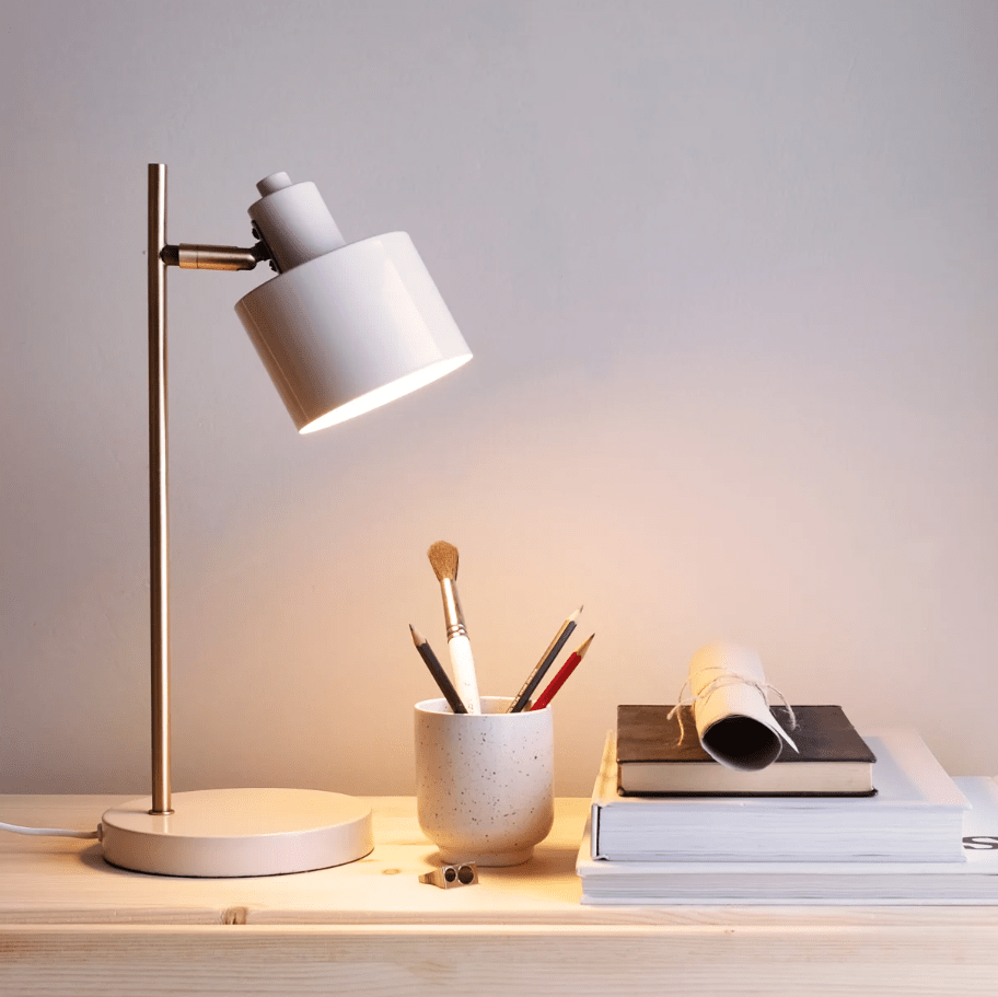 Ocean 43cm Beige skrivebordslampe Fra Dyberg Larsen - Med den justerbare lampeskjermen kan lyset enkelt tilpasses dine behov, og skaper en hyggelig atmosfære og fargesprakende i hjemmet ditt.