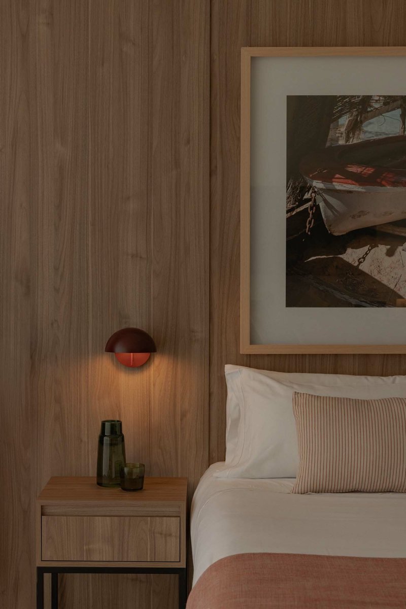 Matilda Ø17 Burgunder leselampe Fra Faro Barcelona - Den roterbare skjermen og h&oslash;ydejusteringen gj&oslash;r den allsidig og fleksibel &ndash; perfekt for b&aring;de stemningsbelysning og funksjonell belysning.