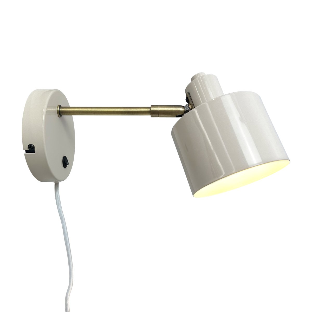 Ocean Beige leselampe Fra Dyberg Larsen - Lampen er utstyrt med en effektbryter på veggplaten og en 1,6 meter lang svart tekstilledning.