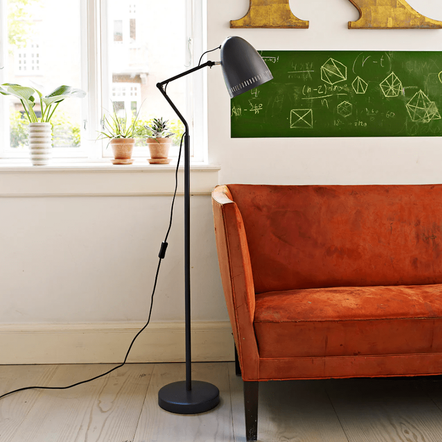 Dynamo 1 Mørkegrå gulvlampe Fra Superliving - Den klassiske skjermen med dekorative utstansede h&aring;r gir en behagelig lysfordeling, mens armene med doble sommerfuglskruer gj&oslash;r det enkelt &aring; justere lampen og feste den i &oslash;nsket posisjon.