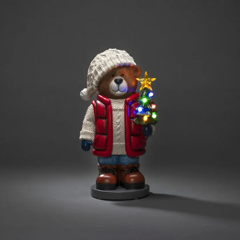 Liten Teddybjørn 38cm Flerfarget Fra Konstsmide - Batteridrevet (5xAAA, 1,5V &ndash; ikke inkludert) med 6 timers timer og IP44-klassifisering for utend&oslash;rs bruk.