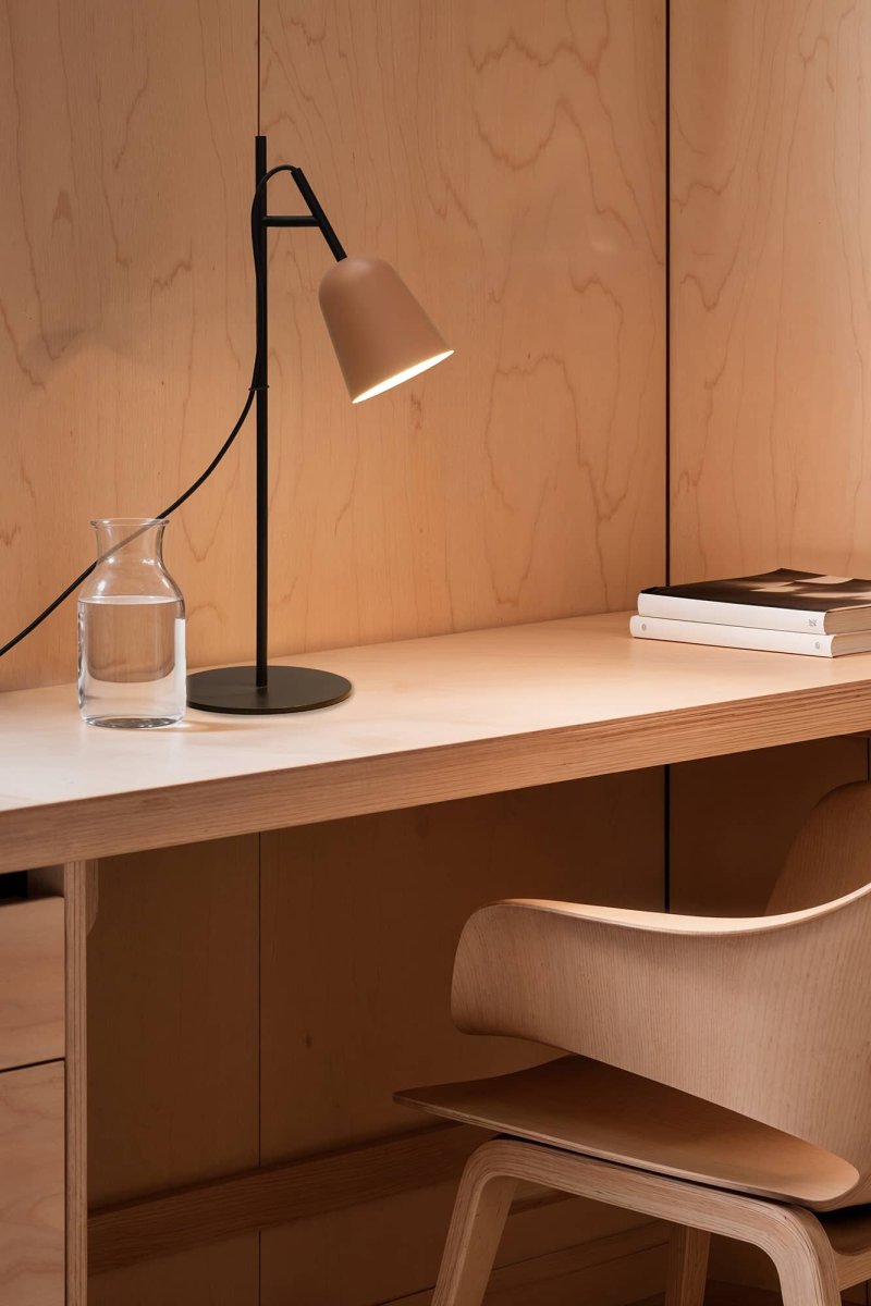 Studio 55cm Rosa skrivebordslampe Fra Faro Barcelona - Lampens signatur er den dekorative kabelklipsen formet som en tregren, en unik detalj som gir lampen karakter.
