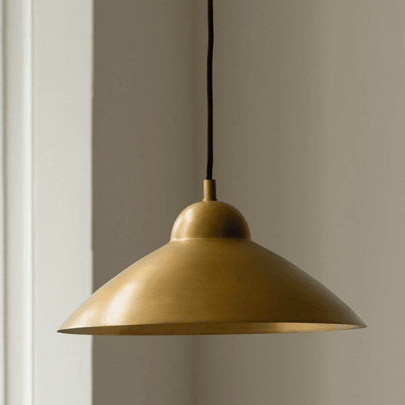 Studio Ø40 Rå messing Taklampe Fra H. Skjalm P - Den h&aring;ndlagde overflaten og den varme tonen i messingen gir et tidl&oslash;st uttrykk som smelter inn i mange ulike interi&oslash;rstiler.
