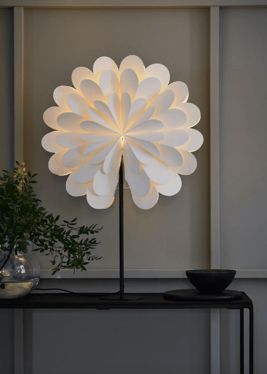 Maravilla Ø45 Hvit Fra Markslöjd - Med en sort metallfot og en hvit papirskjerm på 45 cm i diameter passer den like godt som en bord- eller vinduslampe.