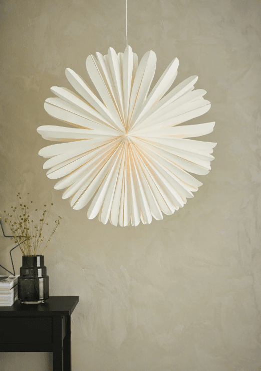 Sol Ø60 Hvit Fra Markslöjd - Sol Stj&auml;rna White 60 cm er en unik julestjerne med et moderne preg som minner om en skinnende sol.