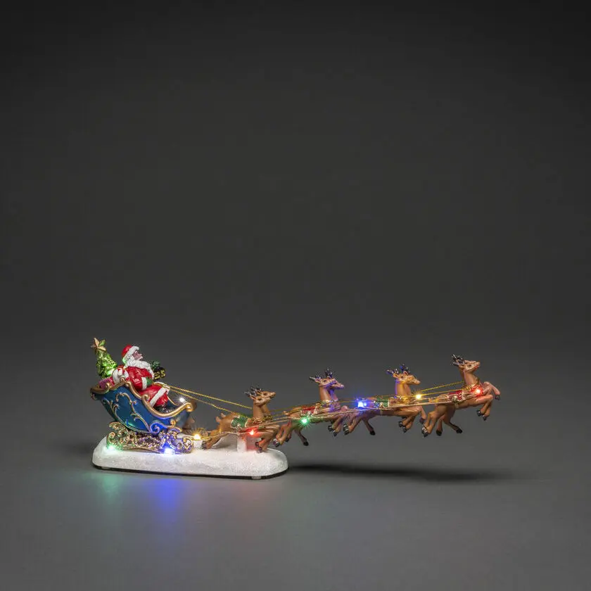 Nisse Med Reinsdyr 14cm Flerfarget Fra Konstsmide - Elegant juledekorasjon med nissen i slede og reinsdyr, opplyst av fargerike LED-lys.
