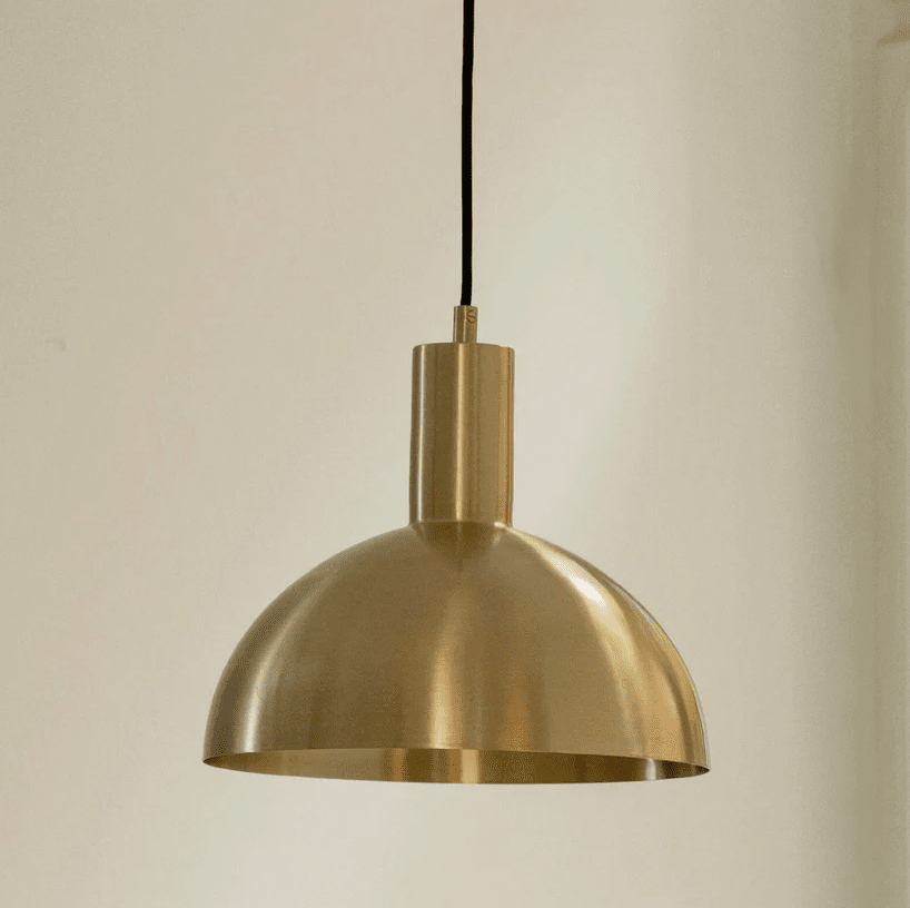 Mid Ø25 Matt messing Taklampe Fra H. Skjalm P - Denne st&oslash;rre versjonen av den klassiske pendellampen passer perfekt i &aring;pne kj&oslash;kken og spiserom, hvor den gir gener&oslash;st lys og en innbydende atmosf&aelig;re.