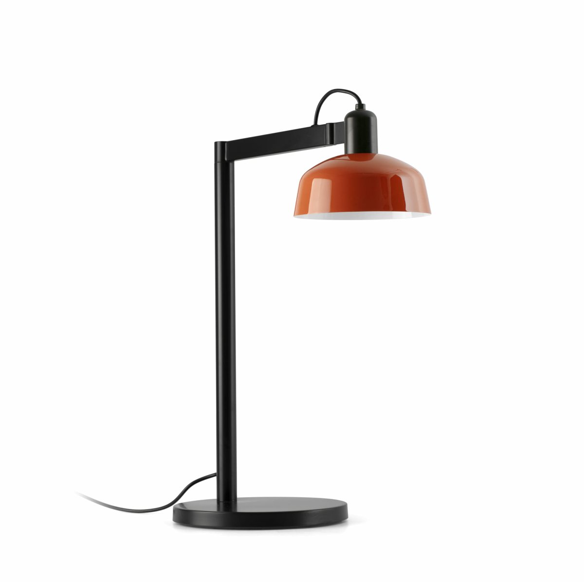 Tatawin 58cm Rød-oransje skrivebordslampe Fra Faro Barcelona - Tatawin er en bordlampe med svart struktur og en rødoransje metallskjerm som gir et rettet, fokusert lys.