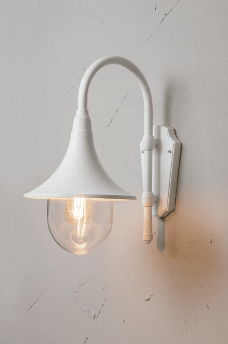 Kartano Trumpet Hvit utendørslampe Fra Airam - Lysp&aelig;ren er godt synlig inne i armaturen, spesielt; valg av lyskilde (ikke inkludert) har stor betydning for stemningen og effekten av belysningen.