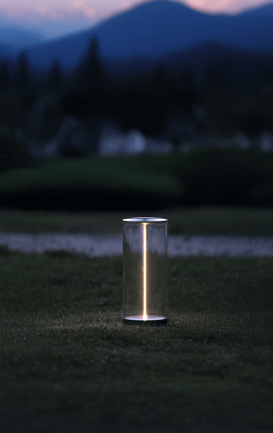 Edison 32cm Antrasitt bærbar Fra Konstsmide - Edison er fulladet på 6 timer med den medfølgende USB-kabelen og kan deretter lyse opptil 9 timer på den medfølgende USB-kabelen.