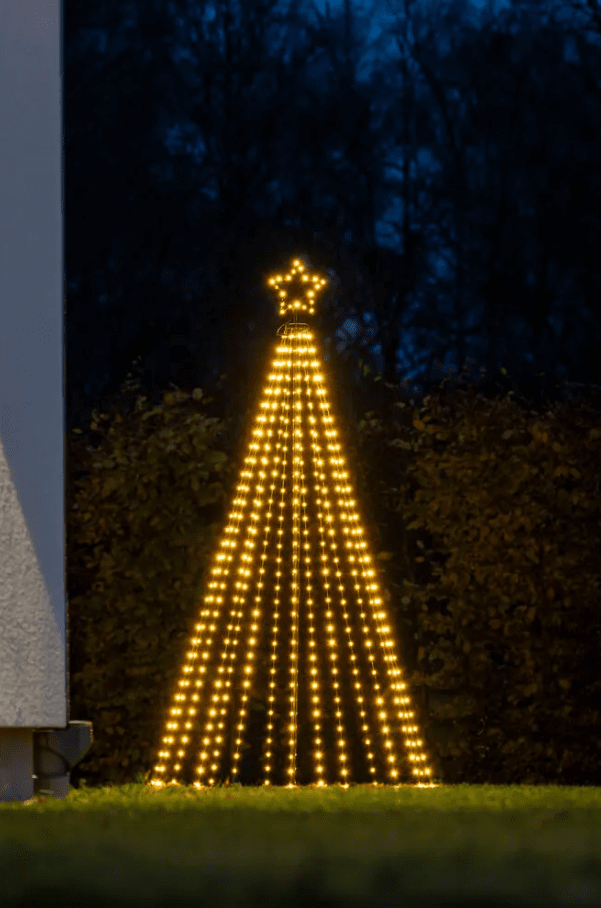 Juletre I Metall 1,8m Svart Fra Konstsmide - Dette metalljuletreet med stjerner og integrert LED-belysning er en stilig og moderne tolkning av det klassiske juletreet.