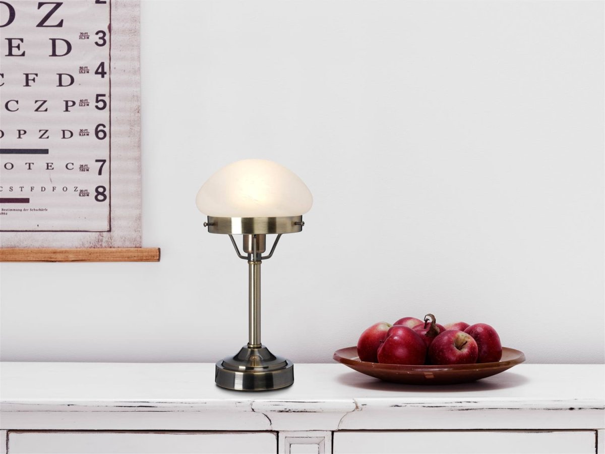 Mini Strindberg 30cm Antikk messing bordlampe Fra Cottex - Med sin robuste metallkonstruksjon og det frostede glasset gir den et mykt og behagelig lys, perfekt til nattbordet eller som en stilig dekorasjonsdetalj i stuen.