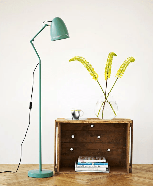 Dynamo 1 Grønn gulvlampe Fra Superliving - Den klassiske skjermen med dekorative hull gir en behagelig lysfordeling, mens armene med to sommerfuglskruer gj&oslash;r det enkelt &aring; justere lampen og feste den i &oslash;nsket posisjon.