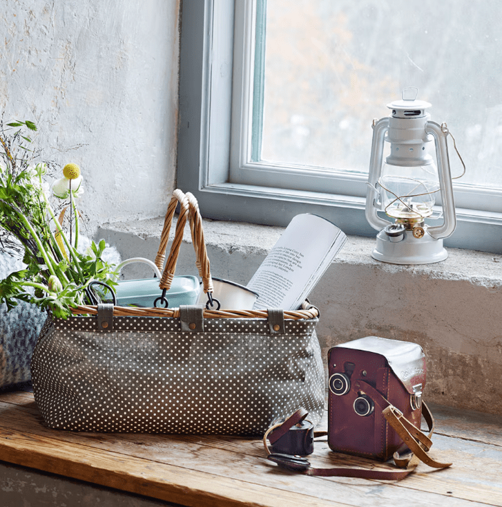 Storm Lantern small Hvit Fra Strömshaga - En parafinlampe i klassisk design som blir en fin interi&oslash;rdetalj og gir en vakker gl&oslash;d b&aring;de ute og inne.